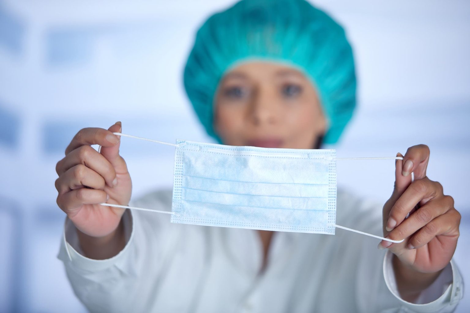 خبراء الصحة ينصحون: عودوا إلى ارتداء الكمامة!