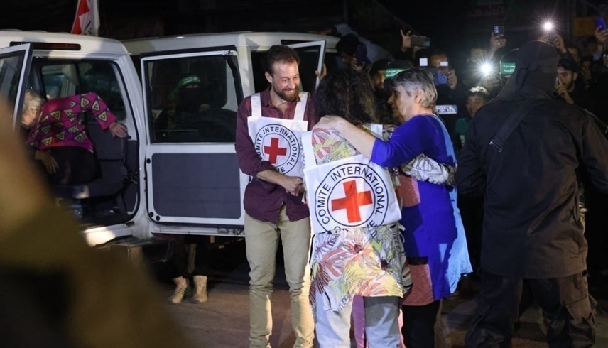 قوات الإحتلال تطالب بوصول “الصليب الأحمر” إلى رهائنها لدى حماس