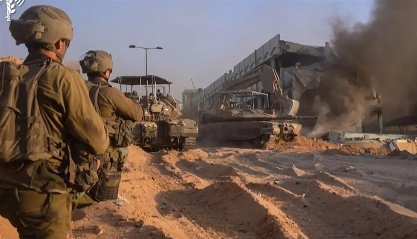 جيش الإحتلال يحاصر آلاف النازحين في مدرسة للأمم المتحدة