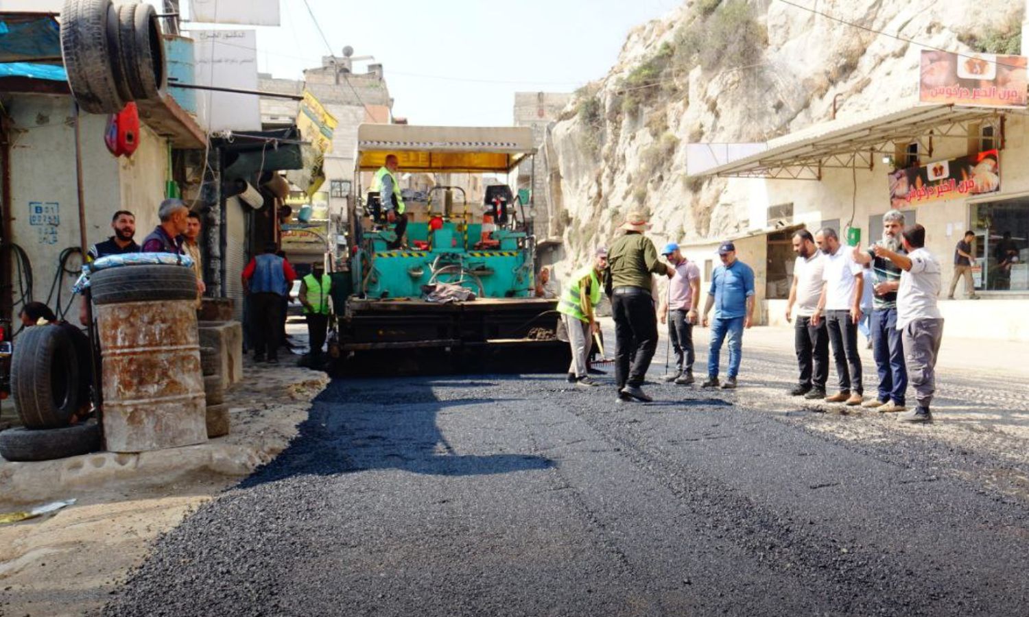 تعبيد طريق في مدينة دركوش غربي إدلب – 12 من تشرين الأول 2023 (وكالة أنباء الشام)