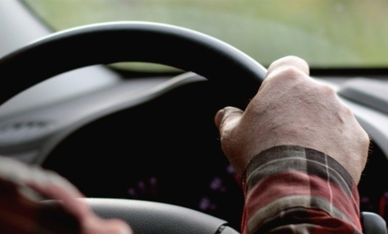 دراسة: الصداع النصفي يزيد خطر حوادث المرور لكبار السن