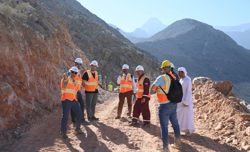 البدء في تنفيذ مشروع طريق (دبا_ ليما _ خصب) بمحافظة مسندم