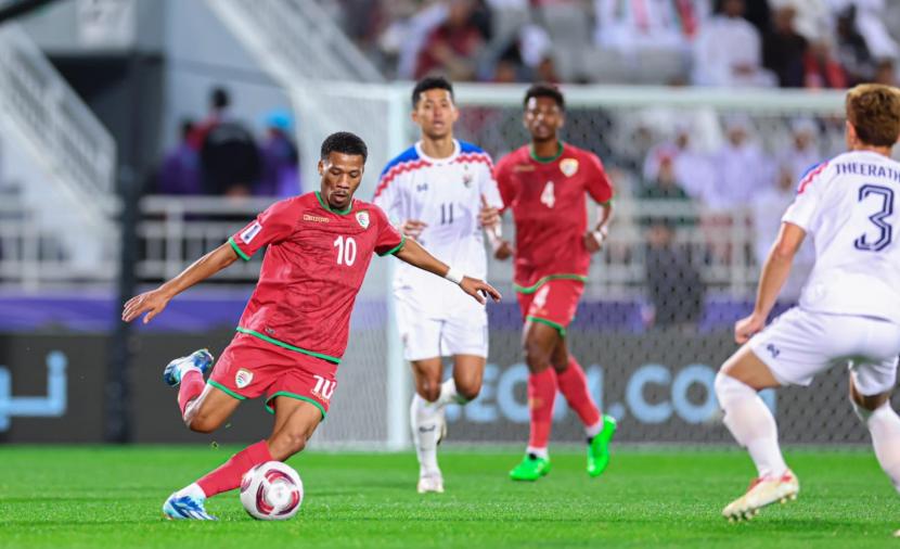 “الأحمر العماني” يدخل في حسابات معقدة أملا في الصعود إلى الأدوار الإقصائية