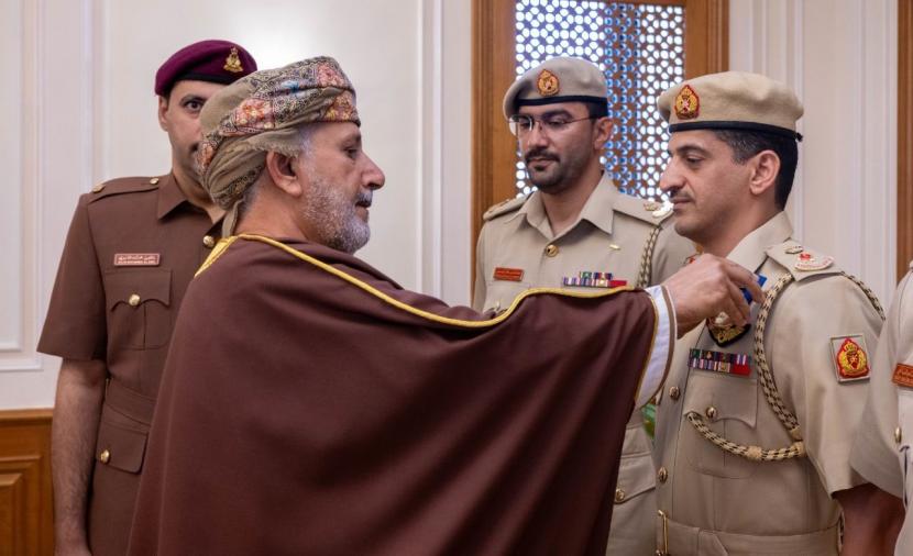 جلالة السلطان ينعم بميداليتي الخدمة الممتازة والثناء السُّلطاني على عددٍ من الضباط