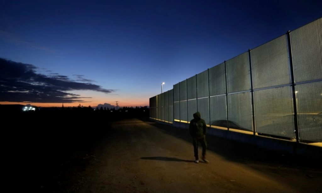 كيف تاه 60 لاجئًا سوريًا لأيام في البحر قبالة قبرص