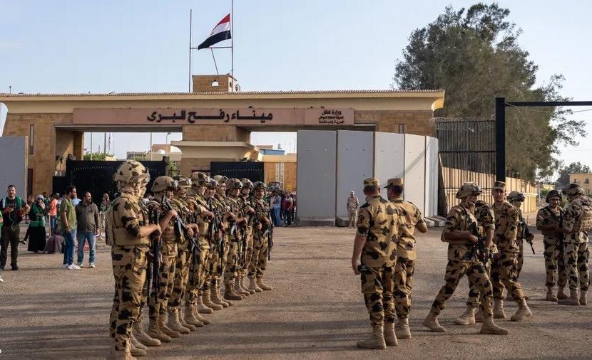 مصر تحذر من “المساس بأمن وسلامة عناصر التأمين المنتشرة على الحدود”