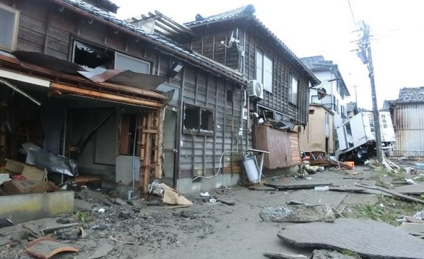 ارتفاع عدد ضحايا زلزال اليابان إلى 77 والمنقذون يسابقون الزمن