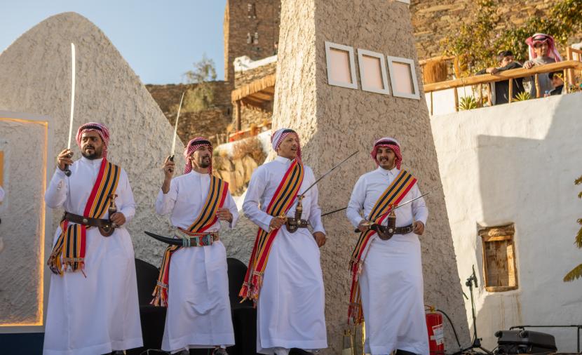 45 فرقة تقدّم 40 لونًا جبليًا في مهرجان “قمم” الدولي للفنون الأدائية الجبلية بالسعودية.. 20 يناير