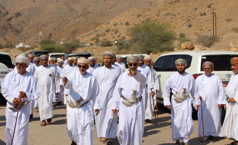 محافظ جنوب الشرقية يتفقد عددًا من قرى ومناطق الكامل والوافي