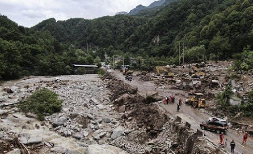 شاهد.. انهيار طيني يغمر سيارات على طريق كولومبيا