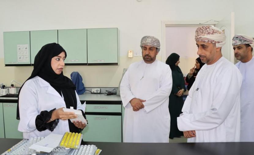 محافظ جنوب الباطنة يتفقد سير العمل في المشاريع الخدمية والتنموية ببركاء