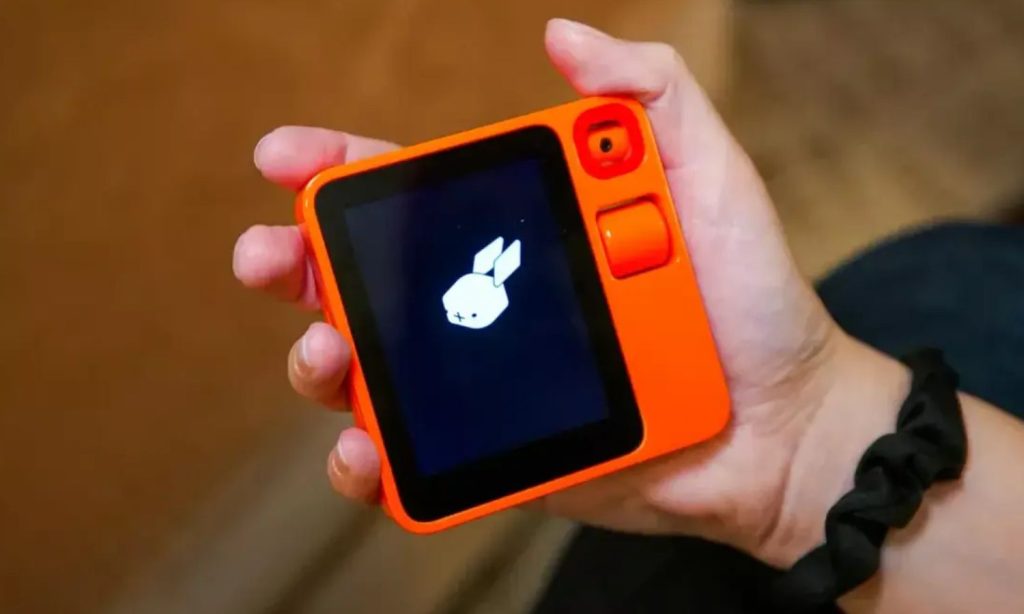 جهاز “1Rabbit R”.. مساعد شخصي مدعوم بالذكاء الاصطناعي
