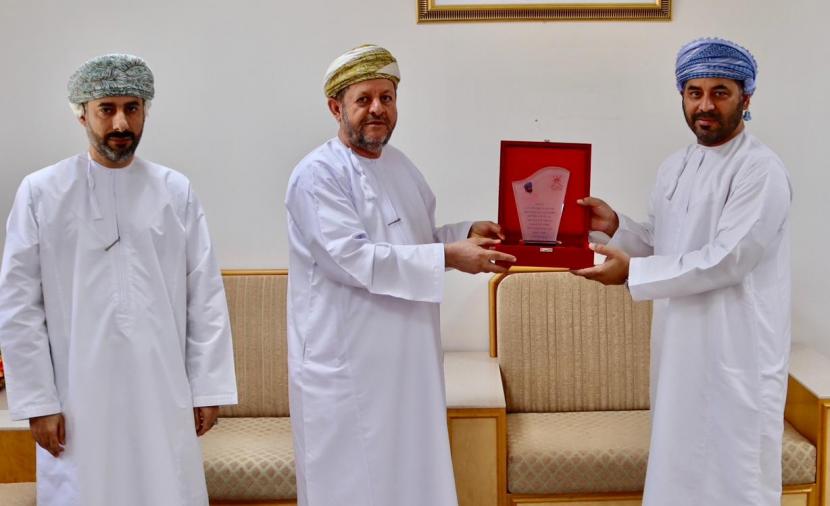 والي العوابي يكرم مدير دائرة البلدية