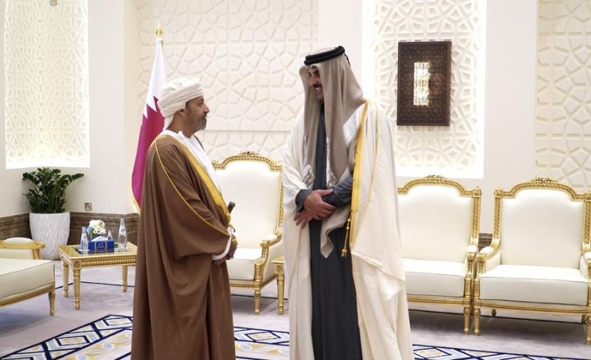 أمير قطر يستعرض مع حمود بن فيصل العلاقات الوطيدة