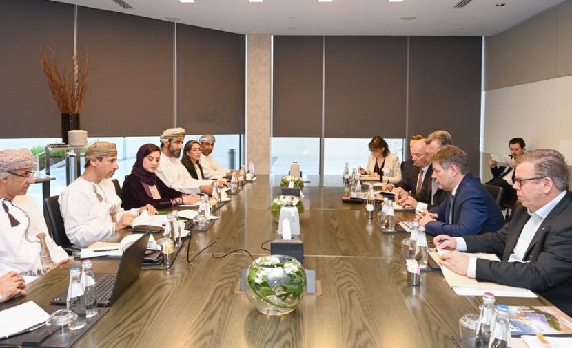 العوفي يبحث تعزيز التعاون بين عمان وألمانيا في مجال الطاقة النظيفة ومواجهة التغير المناخي
