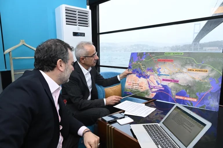 وزير تركي يكشف تفاصيل حول حركة السفن المتجهة إلى إسرائيل