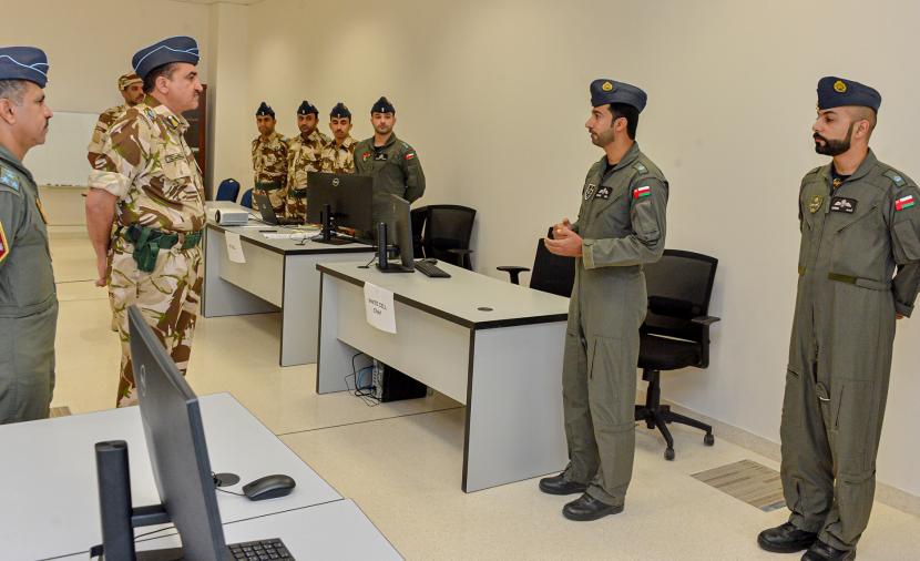 قائد سلاح الجو السلطاني العُماني يزور “مخلب الصقر”