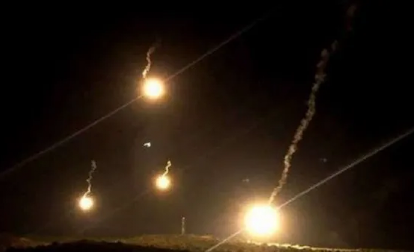 شاهد.. الاحتلال يطلق قنابل مضيئة بمدينة خان يونس