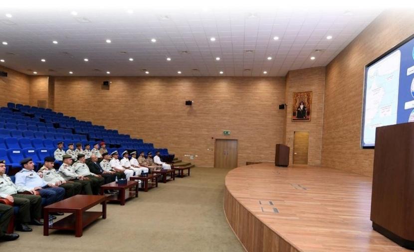 وفد عسكري أردني يزور مركز الأمن البحري