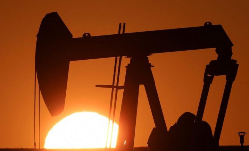 النفط يتراجع بأكثر من 1% متأثرا بخفض أسعار الخام السعودي