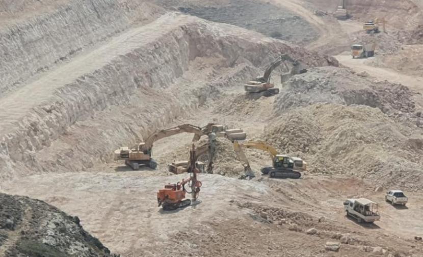 بالصور.. إنجاز 60% من مشروع طريق “أرجوت ضلكوت”