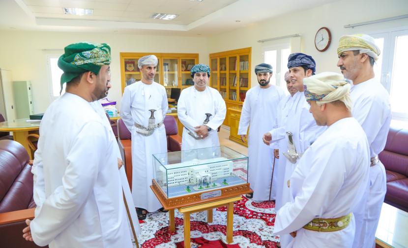 فريق بركاء الخيري يكرم كلية البيان