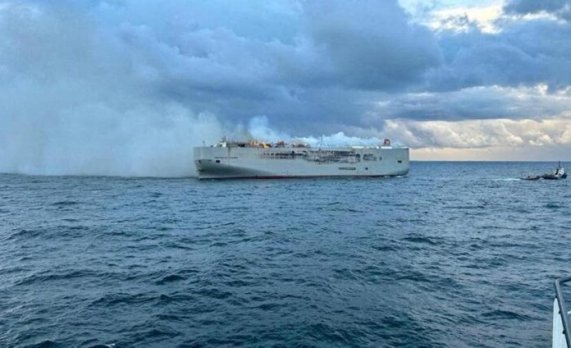 تبادل لإطلاق النار بين مسلحين وناقلة بضائع سائبة في بحر العرب