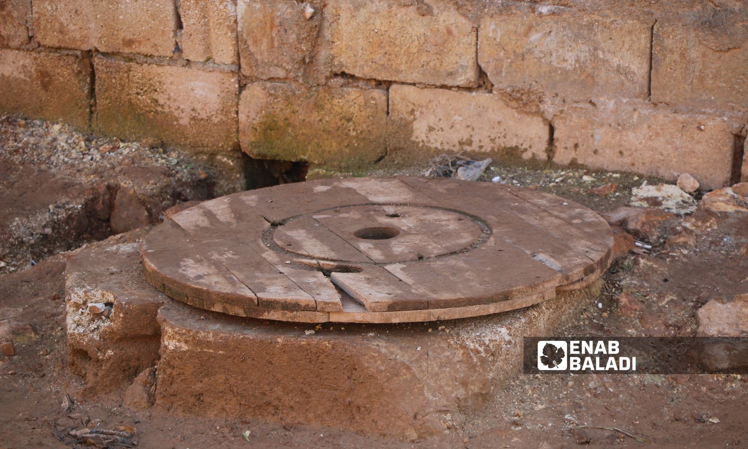 "حفرة فنية" لتجميع مياه الصرف الصحي مغلقة بطريقة غير آمنة في مخيم الطيب بكفردريان- 31 كانون الثاني 2023 (/ إياد عبد الجواد)