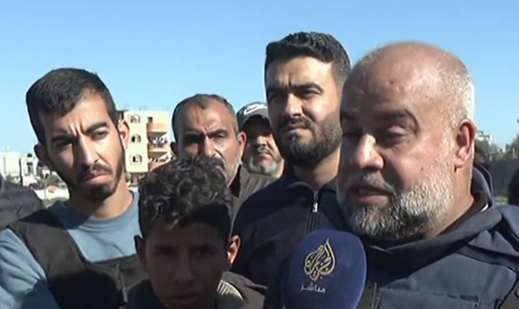 “روح الروح”.. رثاء الدحدوح لابنه البكر حمزة وزميله بالجزيرة يُقبل رأسه (فيديو) وطن