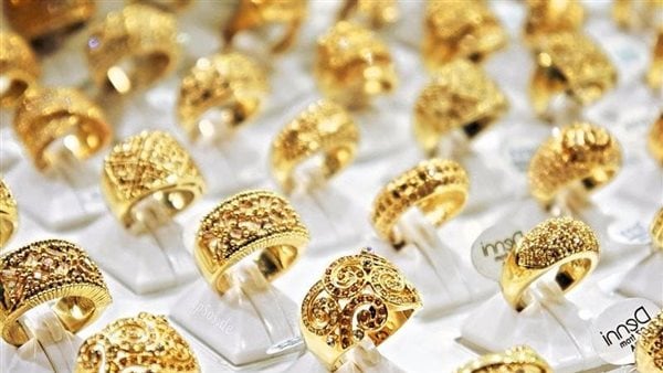 لو معاك ذهب تعمل في إيه بعد تراجع الأسعار.. خبير اقتصادي يوضح