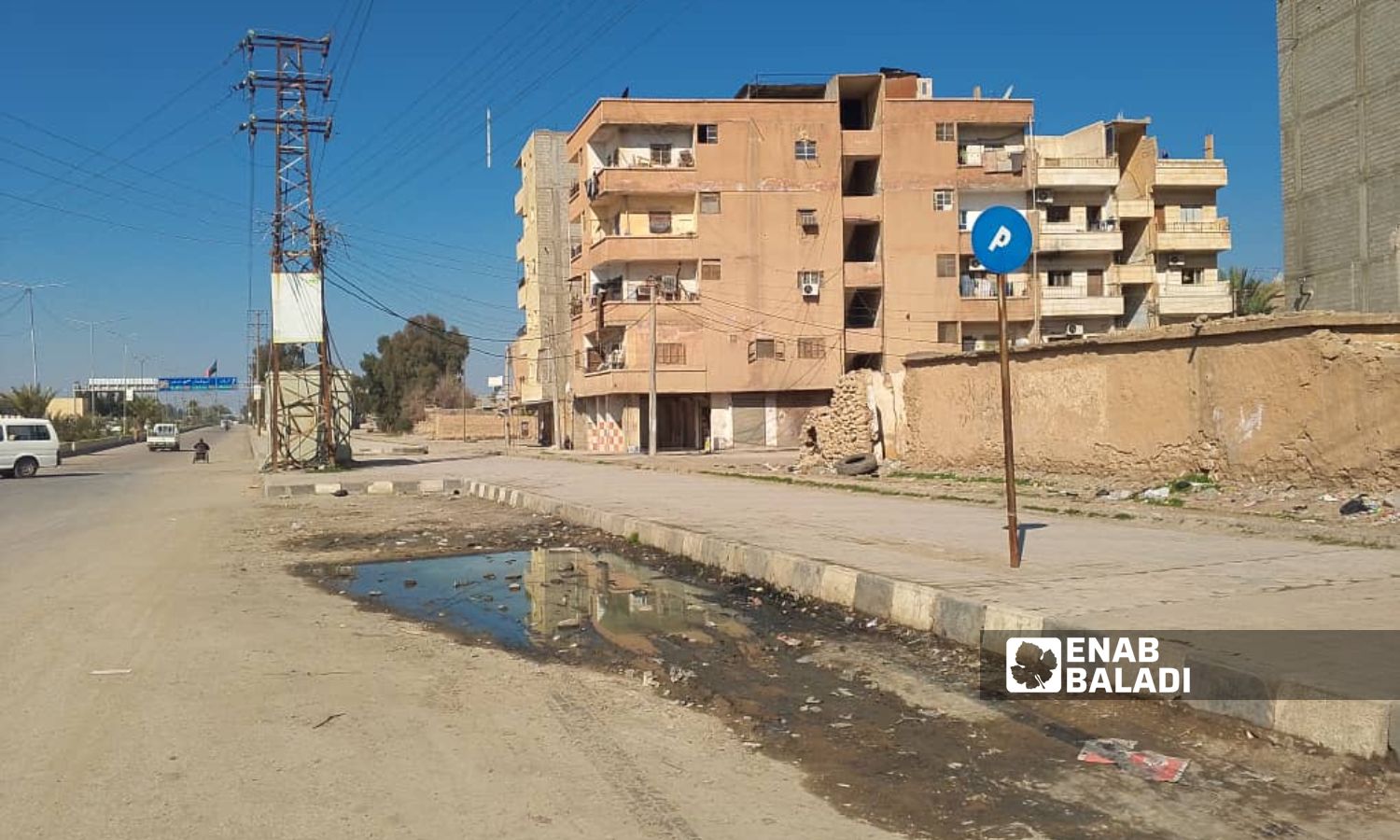 بقايا مياه أمطار متجمعة في حفرة على أحد الطرق الرئيسية بمدينة دير الزور- 11 من شباط 2024 ()