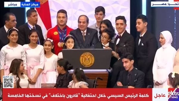 سيدة للسيسي: بنحبك ياريس.. والرئيس: هنعمل مشكلة في البيت كده
