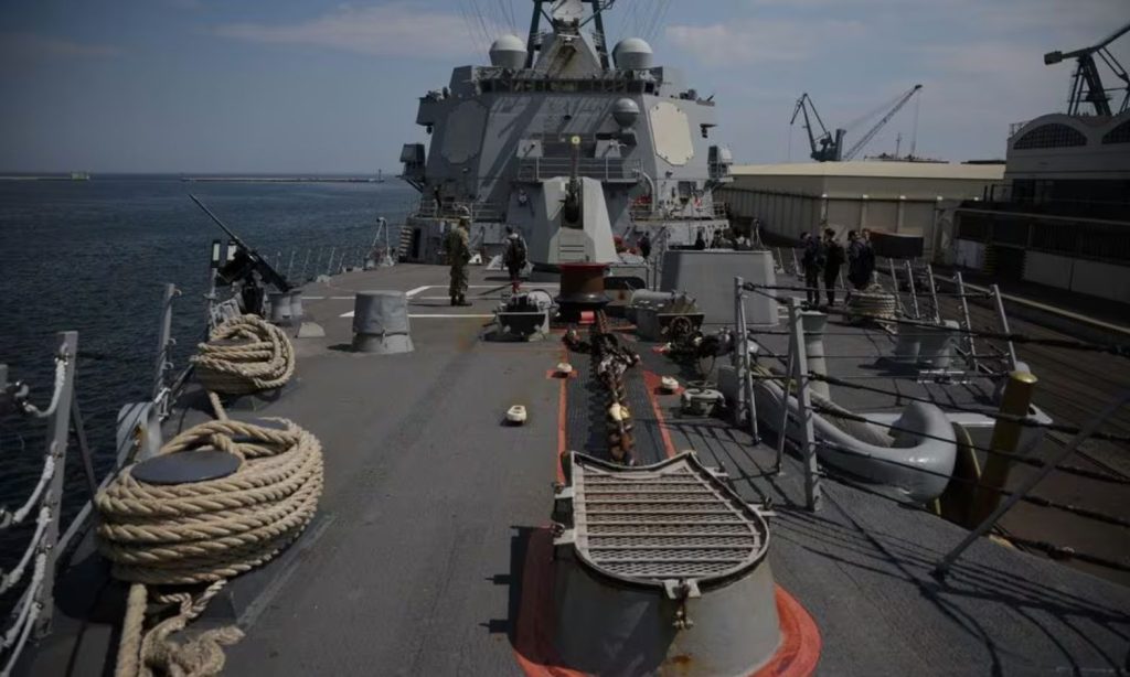 البحر الأحمر.. أمريكا تضرب مجددًا و”الحوثي” يهدد السفن