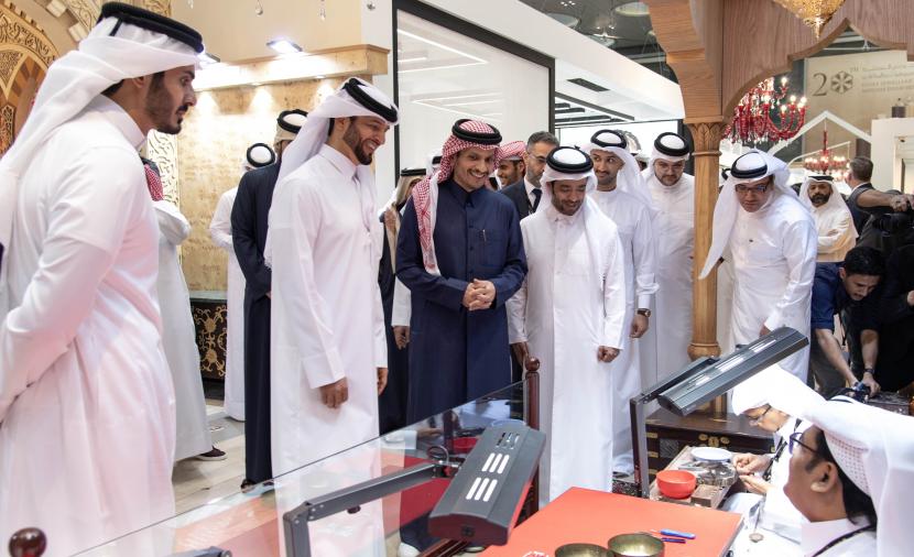 بالصور.. رئيس مجلس الوزراء وزير الخارجية القطري يفتتح “معرض الدوحة للمجوهرات والساعات”