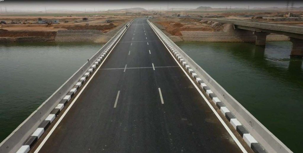 «النقل» تنشر تصوير جوي لأعمال تنفيذ كوبري أعلى مفيض توشكى