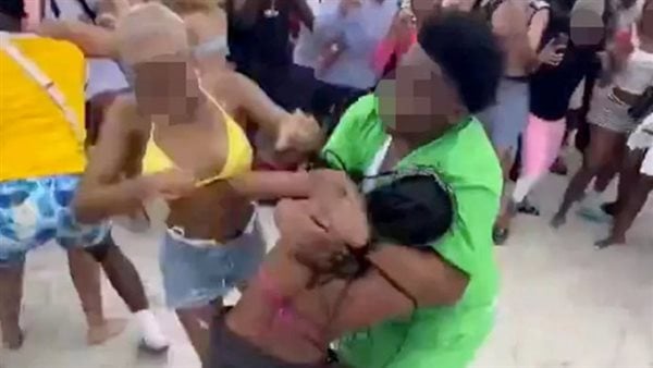 خناقة ستات مروعة على شاطئ فلوريدا بالولايات المتحدة| فيديو