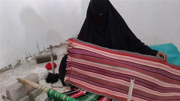 بألوان زاهية..عودة صناعة الكليم السيناوي بطور سيناء |شاهد