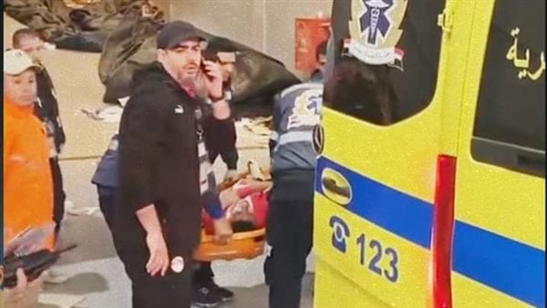 «على نقالة» في سيارة الإسعاف.. انهيار إمام عاشور أثناء نقله للمستشفى