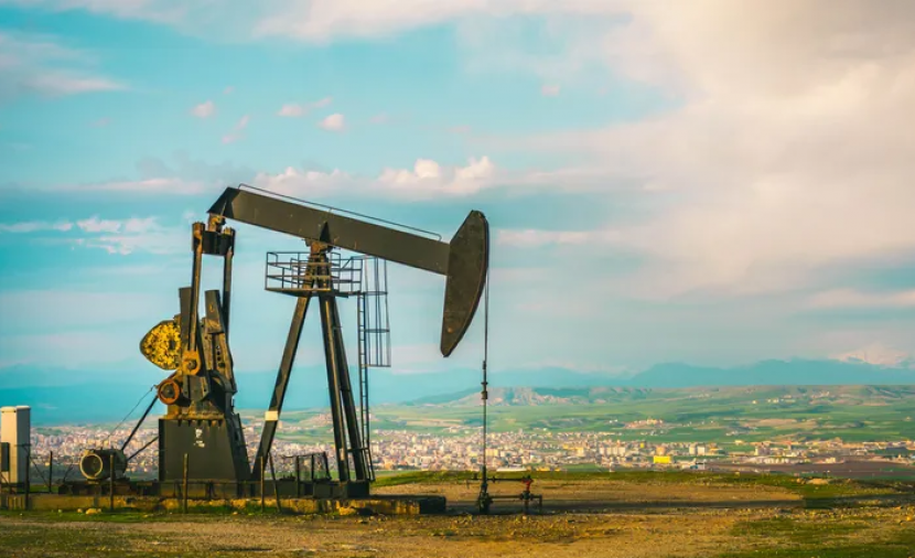 النفط يرتفع بعد هجمات على مصافي روسية ومخاوف زيادة الطلب