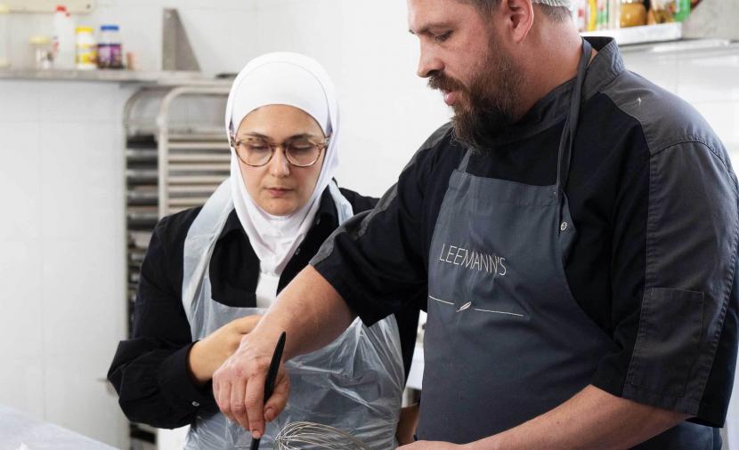 أكاديمية مسقط للضيافة تنظم ورشة “فن الشوكولاته السويسرية”