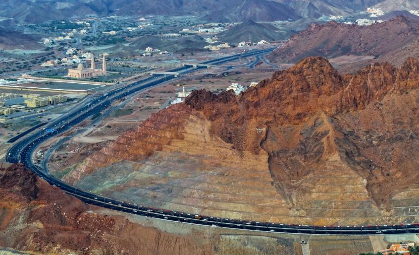 “النقل” تفتتح مشروع توسعة طريق الرسيل بدبد