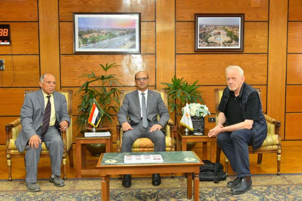 رئيس جامعة أسيوط يستقبل خبير جيولوجي من جامعة روسكيلد بالدنمارك ضمن المشروع البحثي القائم بين الجامعتين
