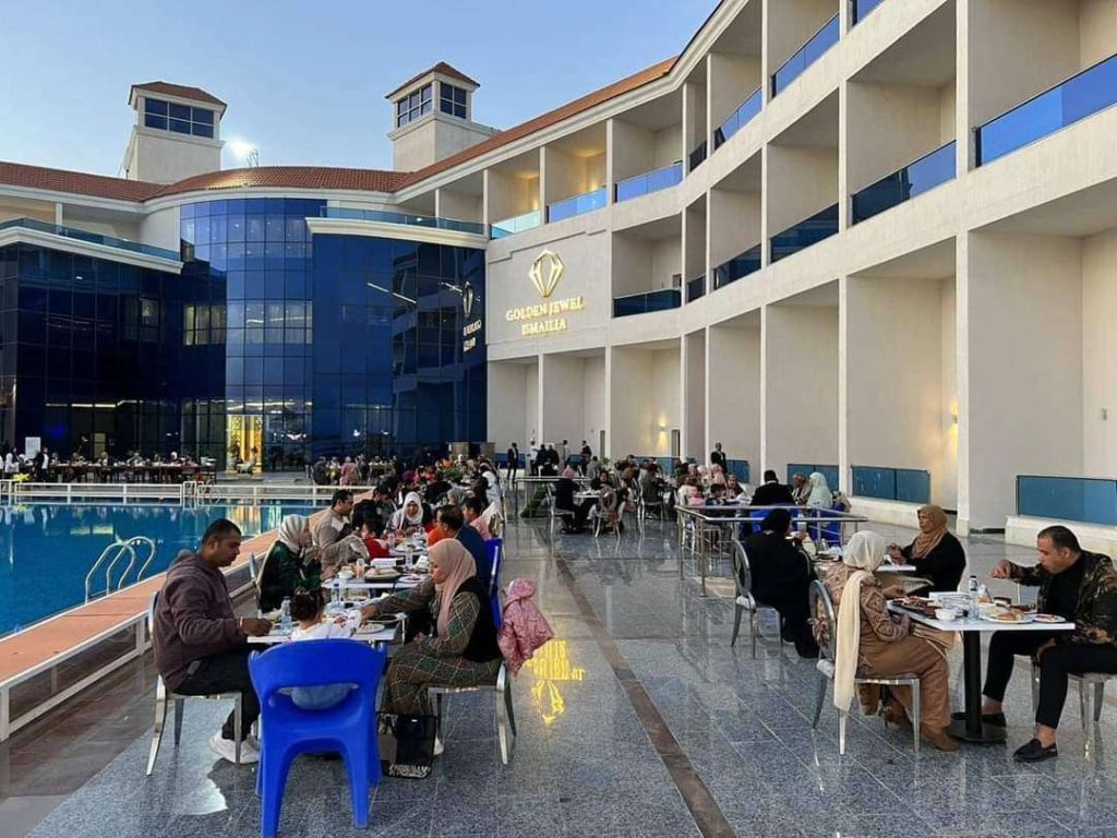 رئيس جامعة القناة وقيادات المستشفيات الجامعية يشاركون حفل إفطار جماعي للعاملين