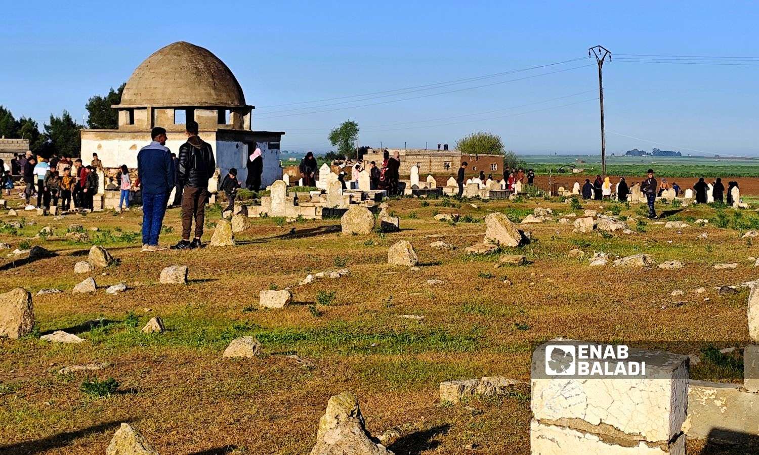 أهالي مدينة رأس العين يزورون قبور ذويهم في أول أيام عيد الفطر - 10 نيسان 2024 ()