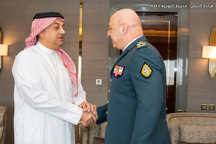 قائد الجيش التقى وزير الدولة لشؤون الدفاع القطري ورئيس أركان القوات المسلحة القطرية في إطار زيارته قطر |