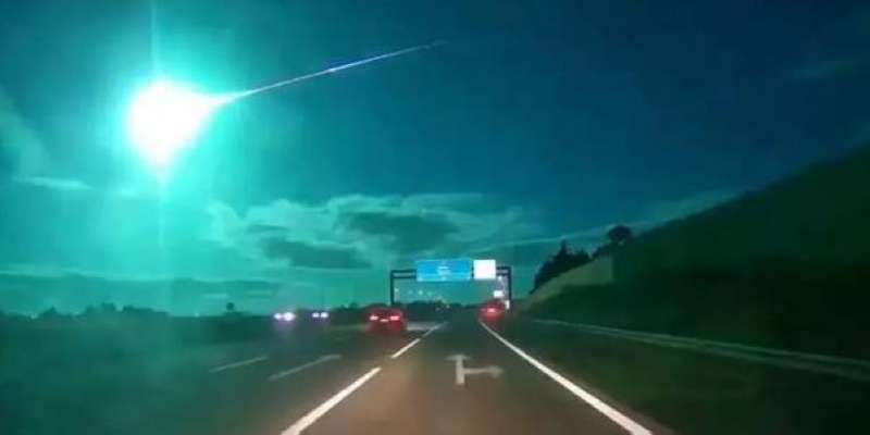 نيزك عملاق يصبغ ليل البرتغال وإسبانيا بالأزرق