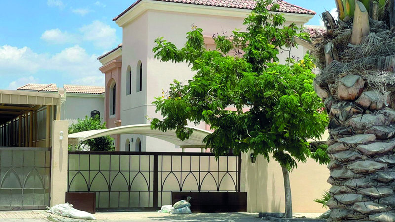 مواطنون في «الشرقية» يقاومون دخول مياه الأمطار إلى منازلهم بحلول مؤقتة ودائمة