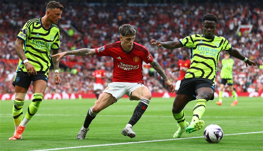 أرسنال يقهر مانشستر يونايتد ويتمسك بأمل الفوز بلقب البريميرليغ