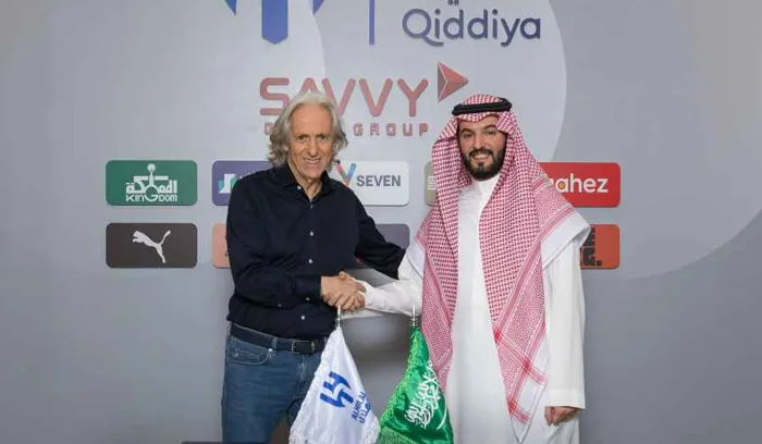 الهلال السعودي يمدد عقد مدربه البرتغالي “خيسوس”