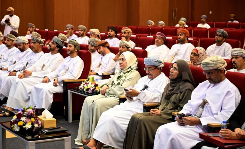 طرح مبادرات لتنمية قطاعات التعليم العالي والابتكار وريادة الأعمال في لقاء بين “التعليم العالي” ومحافظة مسقط